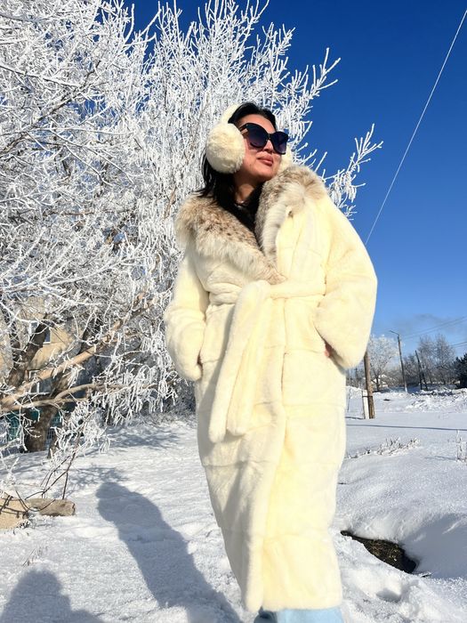 Норковая белая длинная шуба