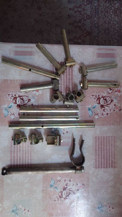 Кронштейн из металлических трубок для подвески или крепления чего-либо