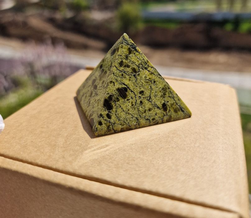 Пирамиды из натуральных камней.