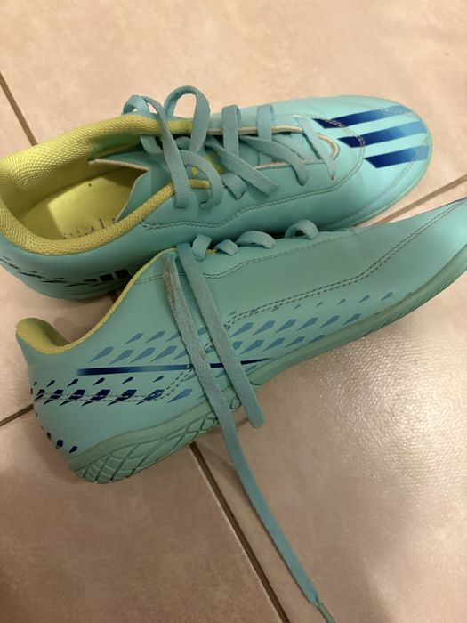 Футболни обувки.