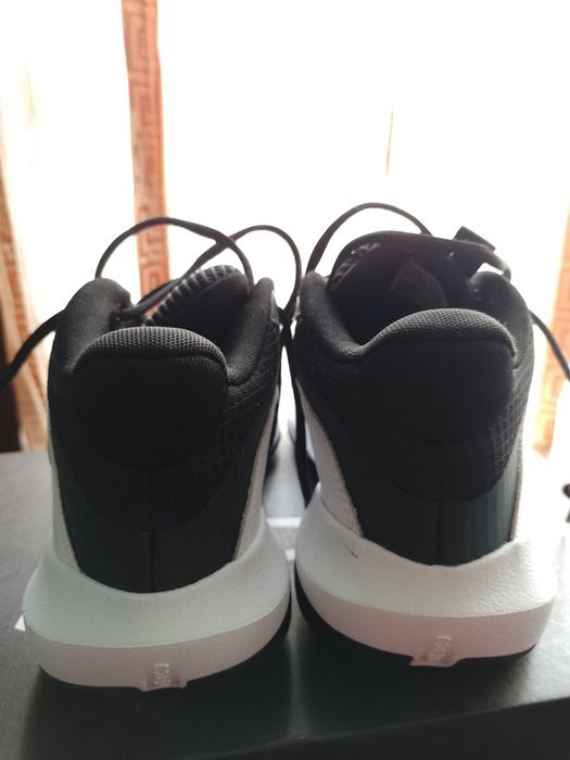 Vând adidași UnderArmour