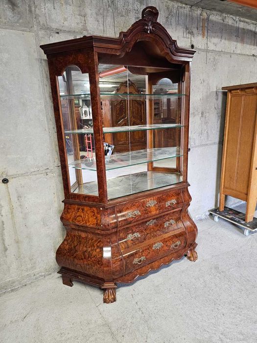 Витрина в стил Чипъндейл