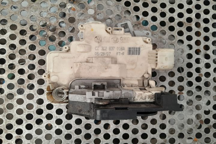 BROASCA USA FATA DREAPTA 3C2837016A MX1253 Volkswagen VW Passat B6 [2