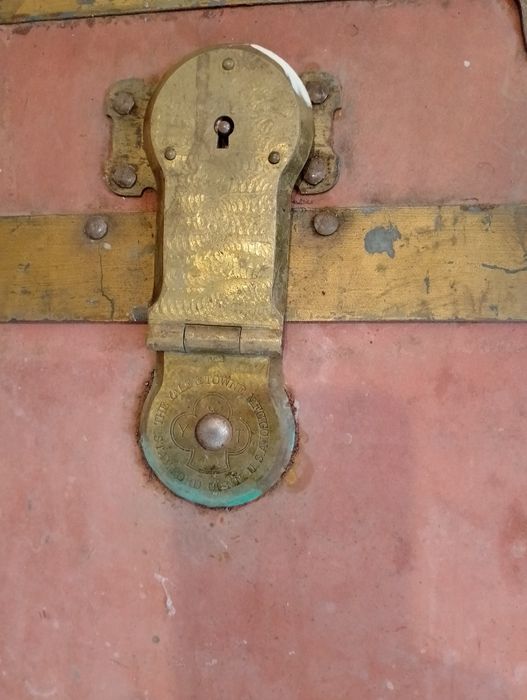 Античен куфар с оригинална заключалка Yale & Towne (САЩ)