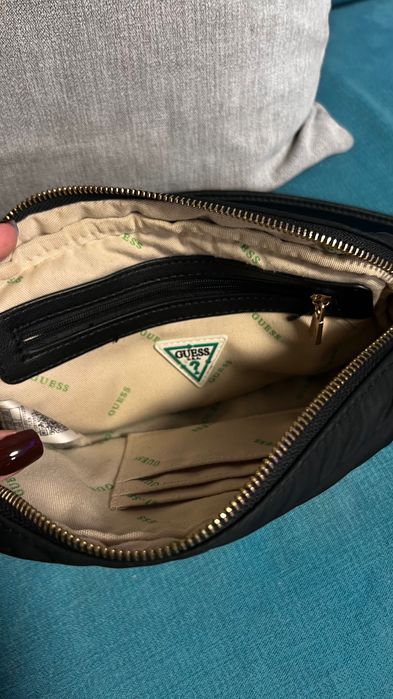 Спортна черна чанта guess