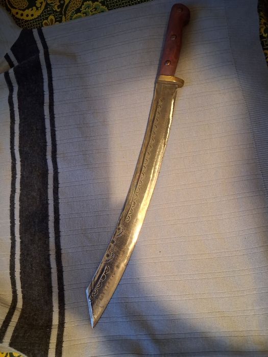 Продавам наж голям