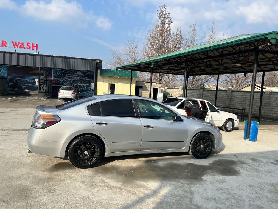 Nissan altima sotiladi
