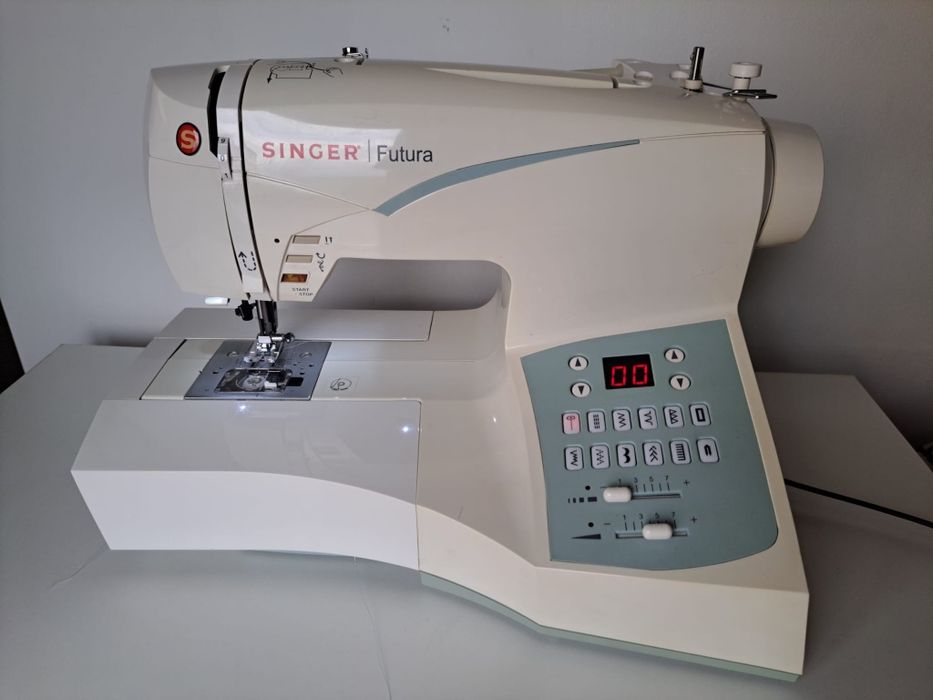 Mașină de cusut Singer Futura CE-250/CE-350