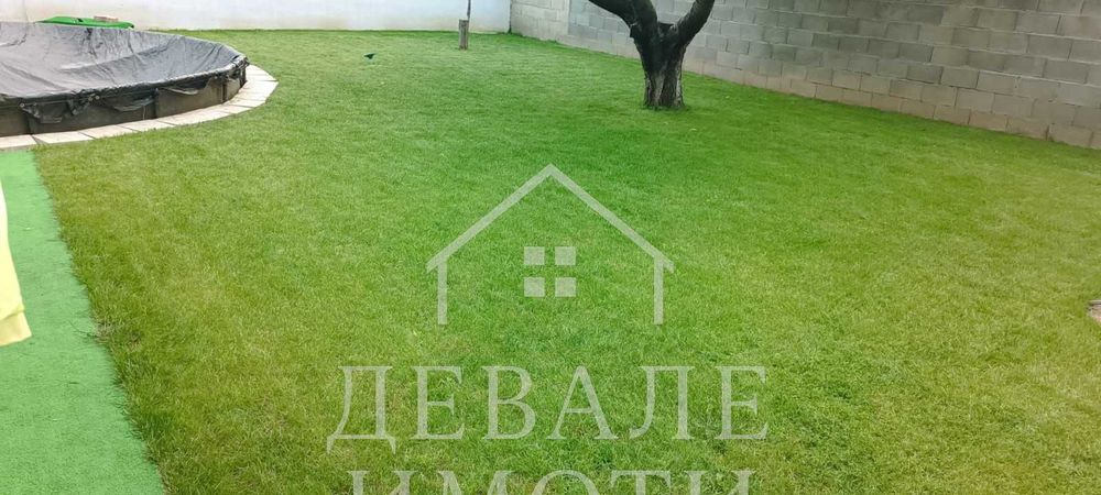 Продава се масивна двуетажна къща с гараж в гр. Мартен