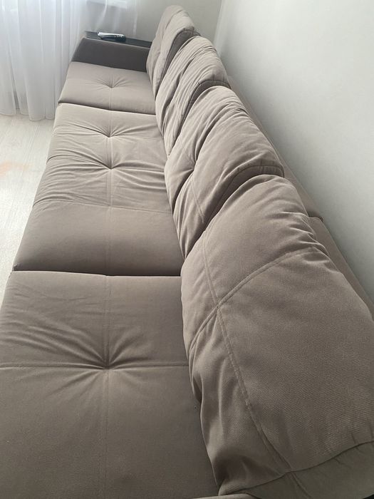 Огромный диван для гостиной