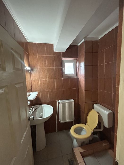 Incheriez Garsoniera la curte