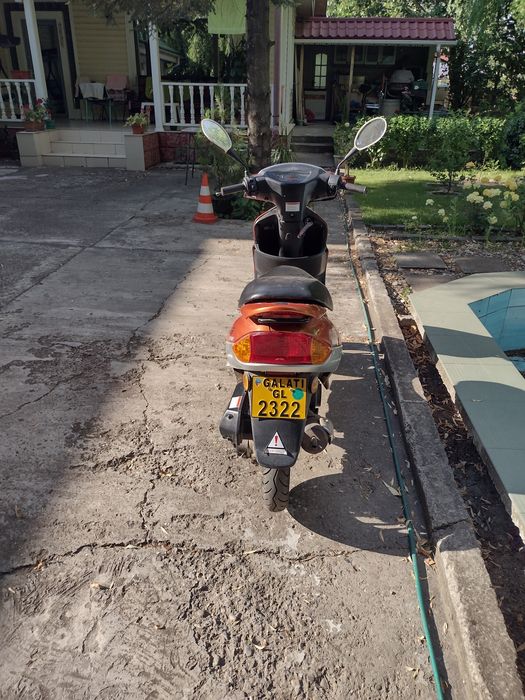 Vând scuter și roți iarnă cu jante aluminiu