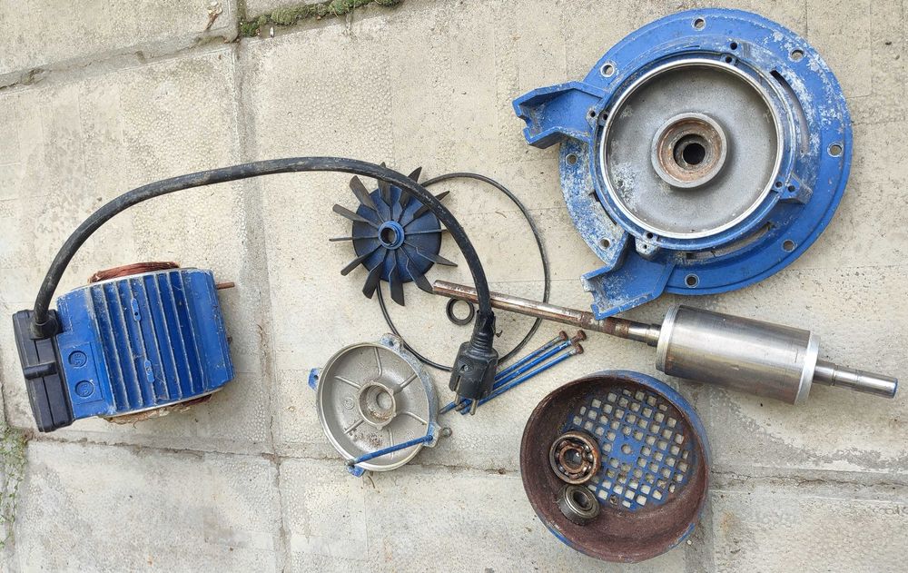 Продавам части от италианска самозасмукваща помпа SPERONI SM 98-5