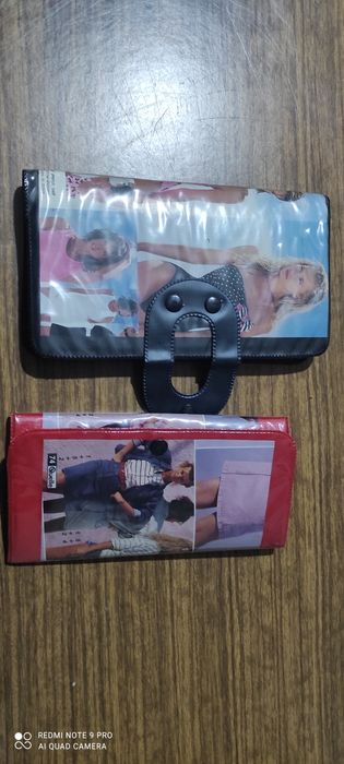 Два  чемодана и два кошелька.