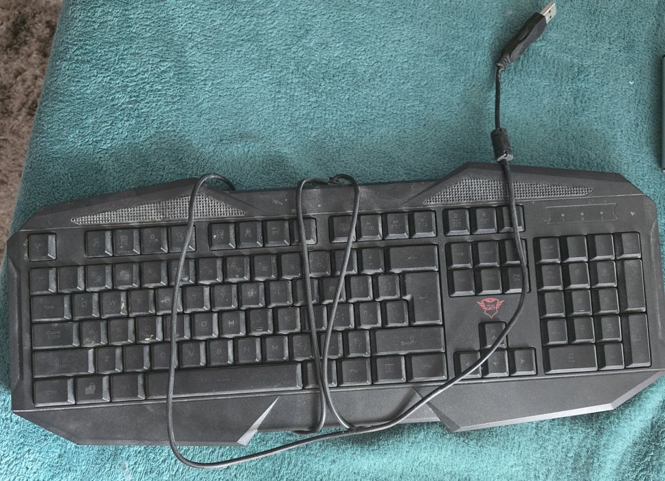 Клавиатурата на TRUST GXT 830