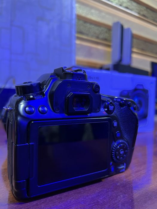 Canon 80 D sotiladi Bir qo'l ishlatilgan holati a'lo