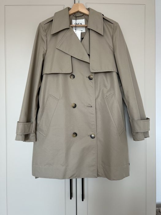 Trench Zara cu eticheta