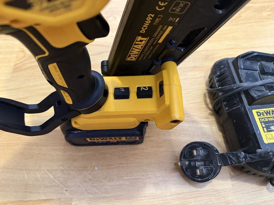 Dewalt DCN692 Такер