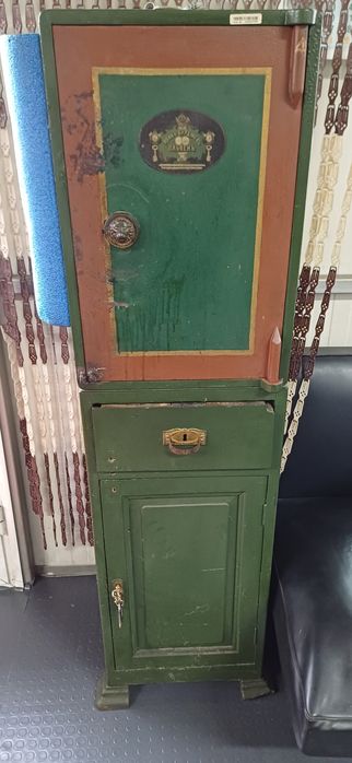 Продавам стара желязна каса