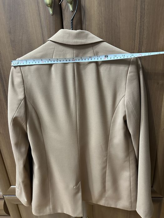 Бежово сако на H&M