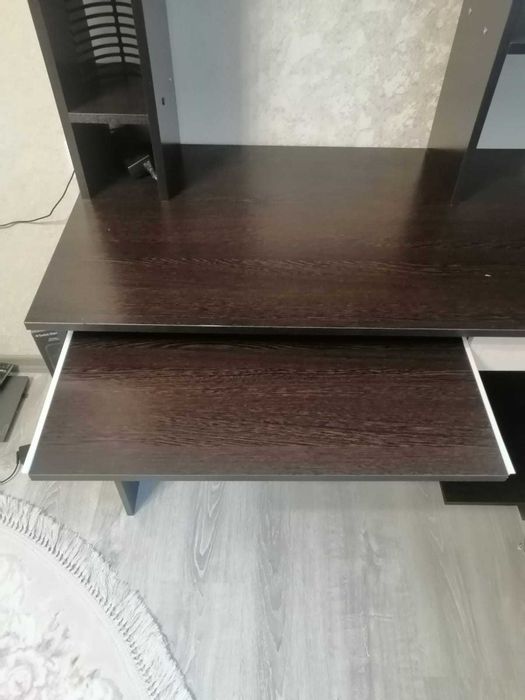 Стол для школьника, компьютерный стол.