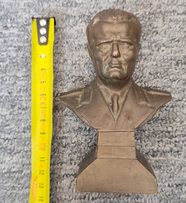 bustul de bronz al lui Tito