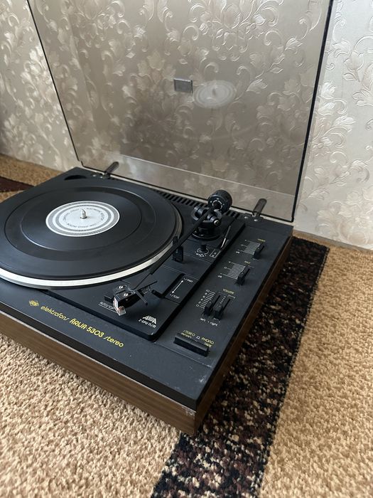 Продам не рабочий виниловый проигрыватель.