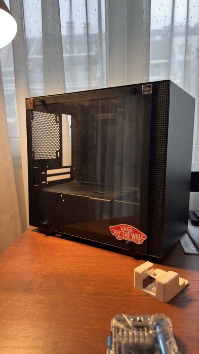 Компютърна кутия Nzxt h200i