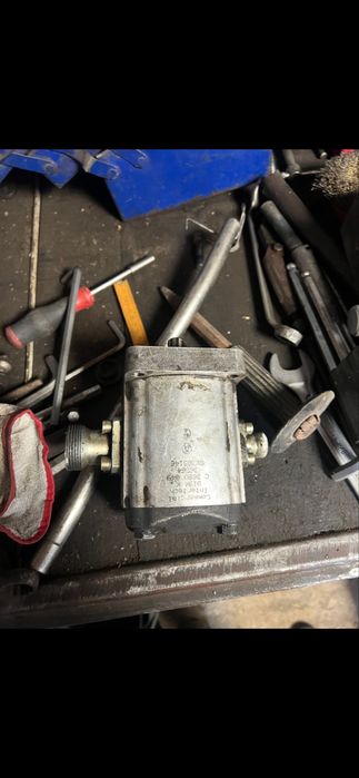 De vanzare diferite pompe hidraulice pentru utilaje sau excavatoare