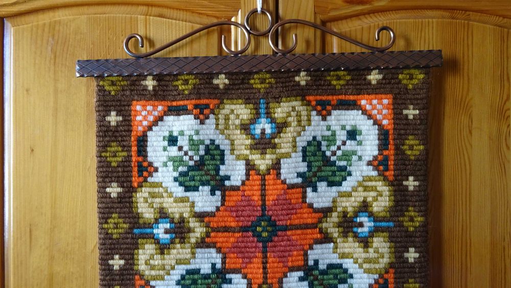 Пана декорация, ръчна изработка от вълнени конци и орнаменти