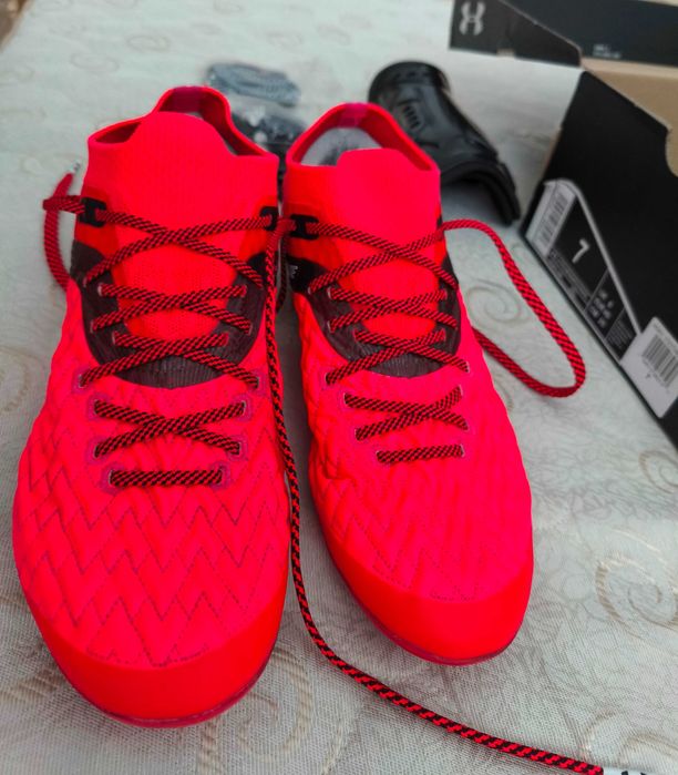 Футболни обувки бутонки Under Armour FORMTRUE; футболни кори BULLDOZER