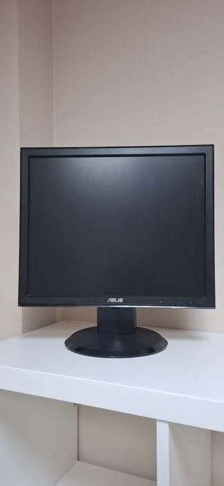 ASUS монитор 17 инча