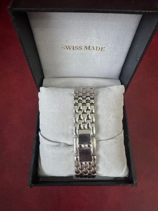 Чисто нов швейцарски часовник