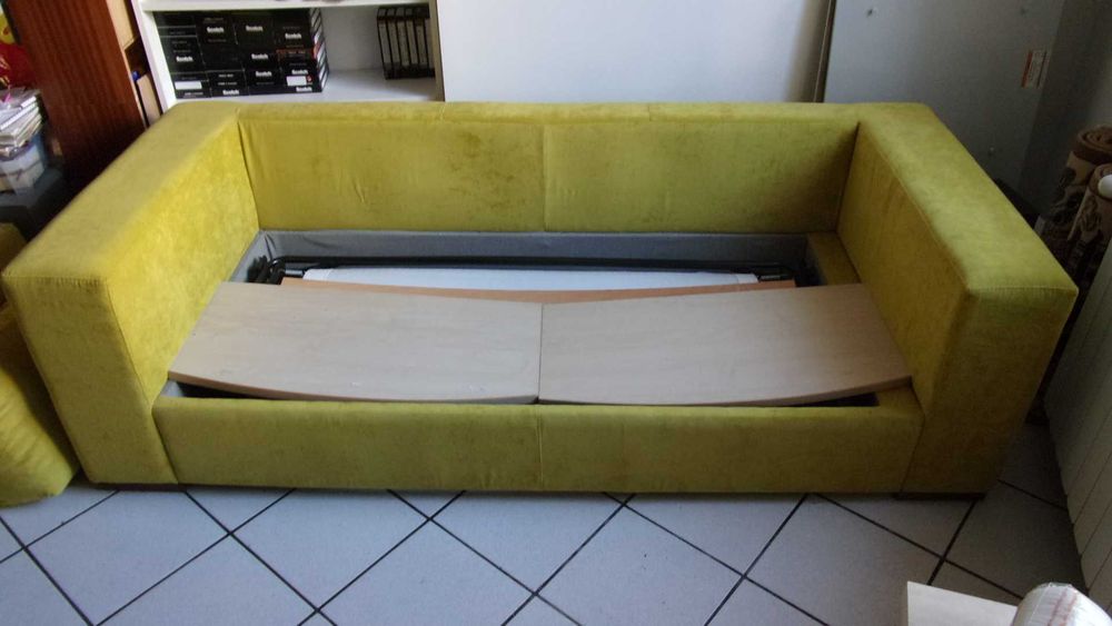 Диван за сядане/спане с жълта тапицерия - в много добро състояние