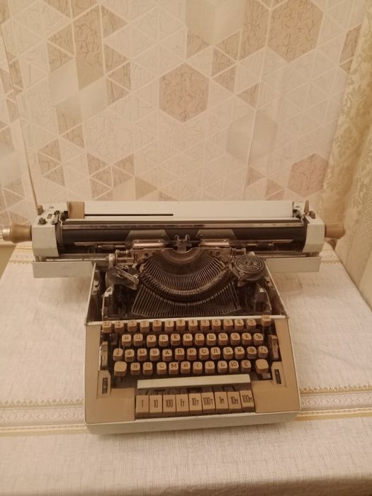 Пишущая машинка советского произ-ва.