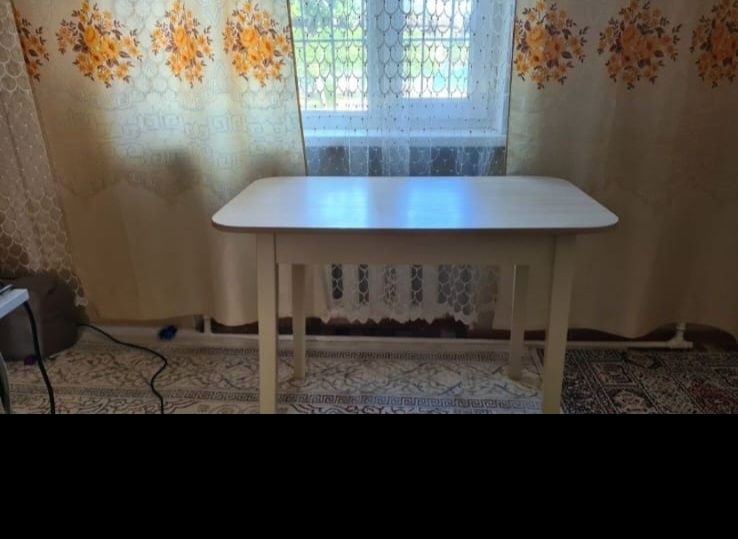 Стол в отличном состоянии фабричный