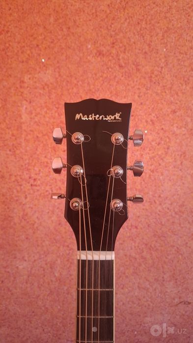 Srochni gitara sotiladi