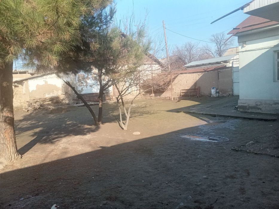 Uy sotiladi.1,5 sotix 3 xona 1 ta ayvon.