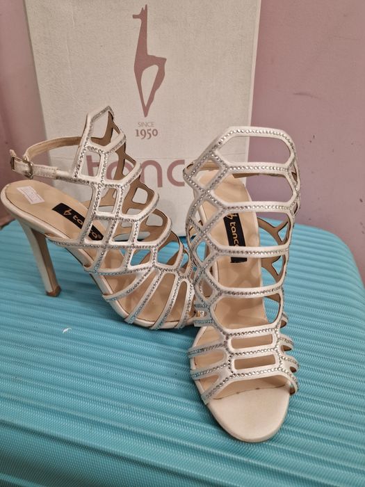 Елегантни сандали