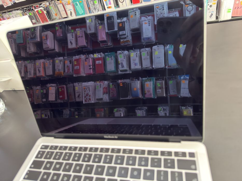 Macbook M1- изключително запазен