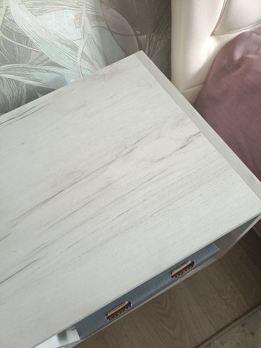 Тумба на ножках..