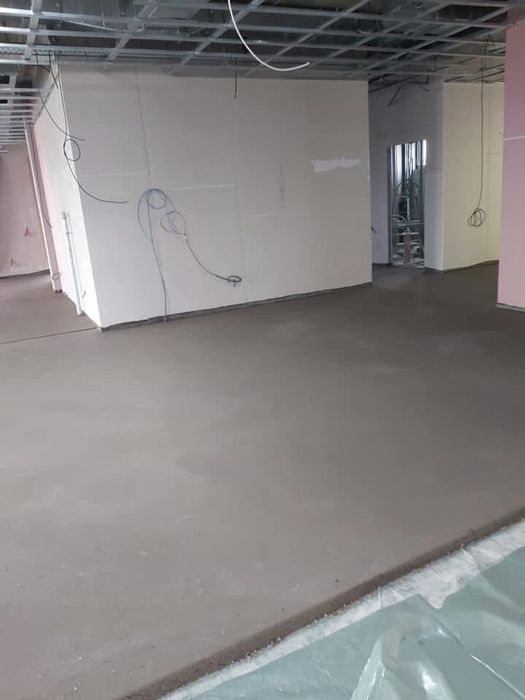 Машинно полагане на подови замазки