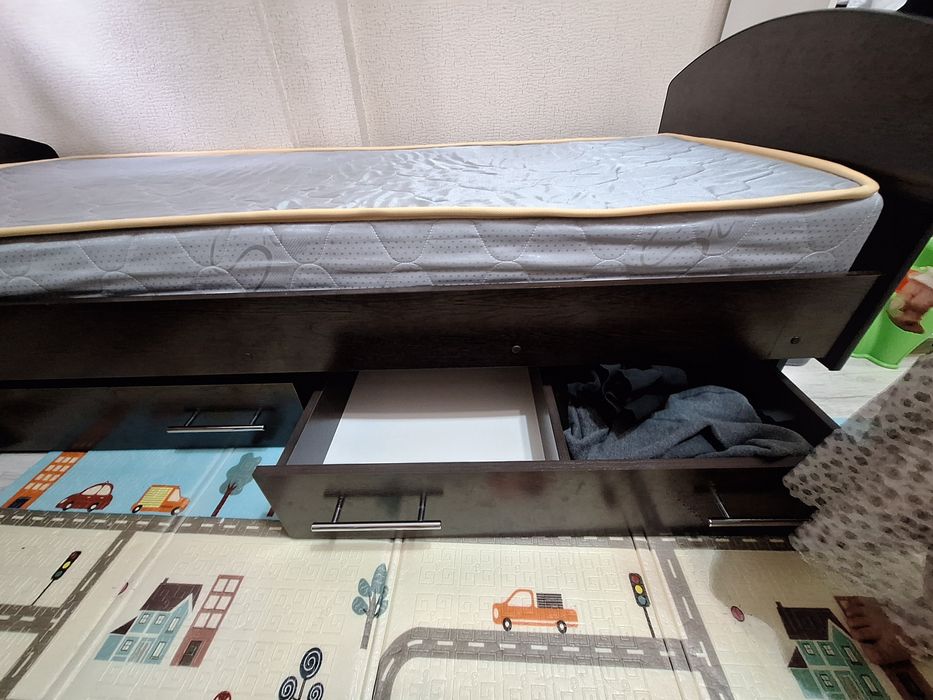 Кровать их лдсп с матрасом