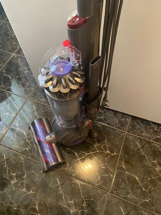 Aspirator vertical fara sac Dyson