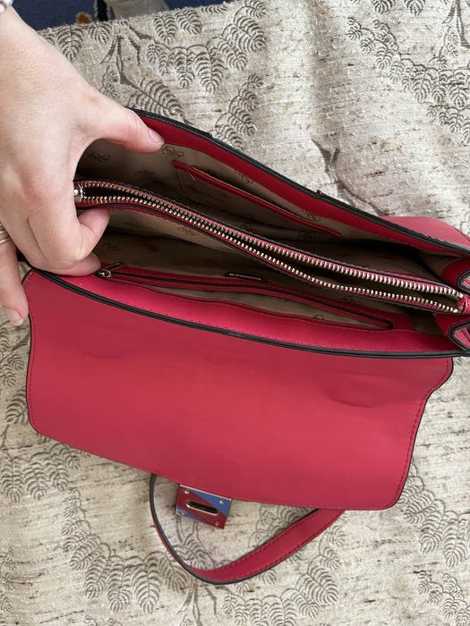 Страхотна оригинална чанта на Guess/Гес, наситено розова