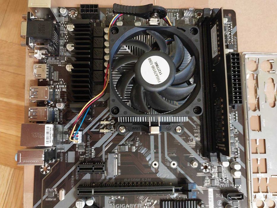 AMD Ryzen 5 3600 + Gigabyte B450M S2H + 16GB 3200Mhz DDR4