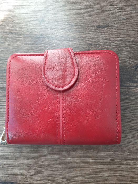 Продавам дамско портмоне