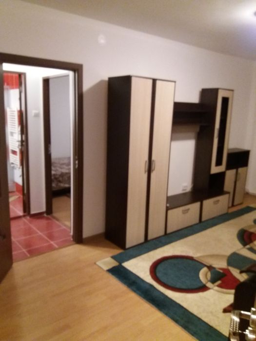 Camera de inchiriat la un apartament cu  3 camere.