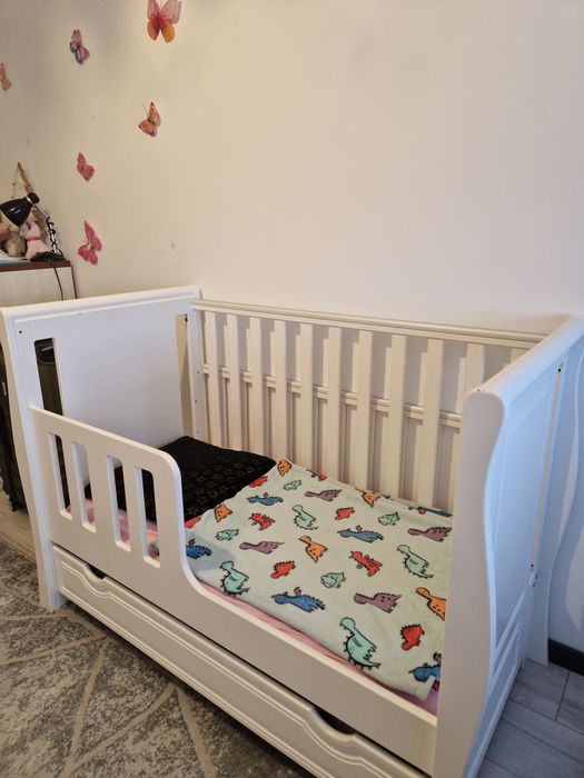 Pătuț bebe cu sertar pentru depozitare.