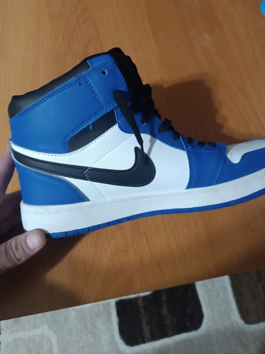 Продам кроссовки наик